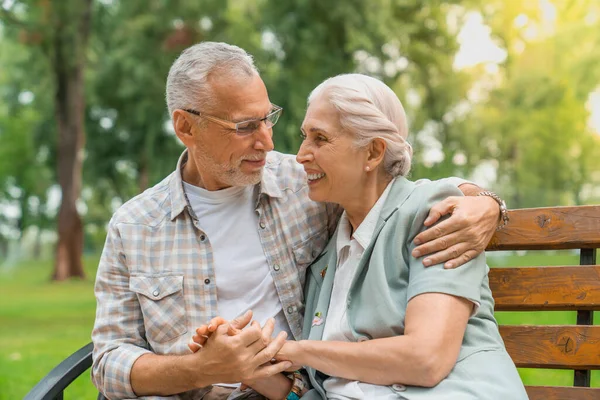 Feliz Pareja Ancianos Tomados Mano Mirándose Con Sonrisa Mientras Están — Foto de Stock