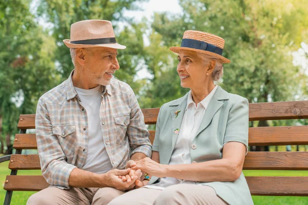 Vista Frontal Feliz Pareja Ancianos Sombreros Tomados Mano Mirándose Con — Foto de Stock