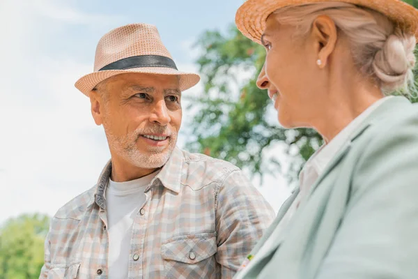 Pandangan Samping Pasangan Senior Yang Bahagia Dengan Topi Saling Memandang — Stok Foto