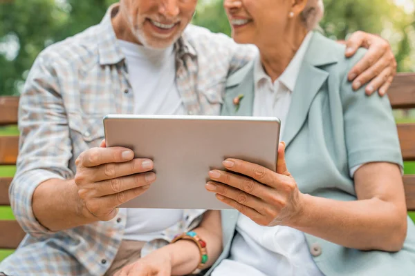 Gehakt Schot Van Oude Man Vrouw Met Behulp Van Tablet — Stockfoto