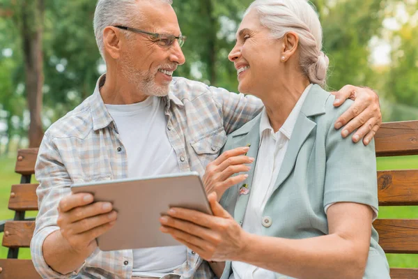 Primer Plano Hombre Viejo Mujer Usando Tableta Banco Del Parque — Foto de Stock