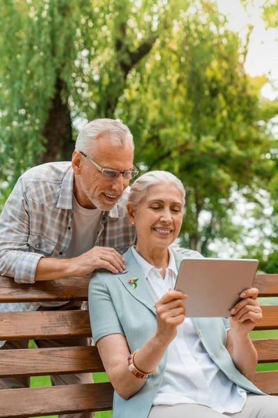 Tiro Vertical Feliz Sonriente Pareja Ancianos Utilizando Tableta Digital Juntos — Foto de Stock