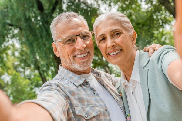 Liebendes Senioren Paar Umarmt Sich Und Macht Ein Selfie Mit — Stockfoto