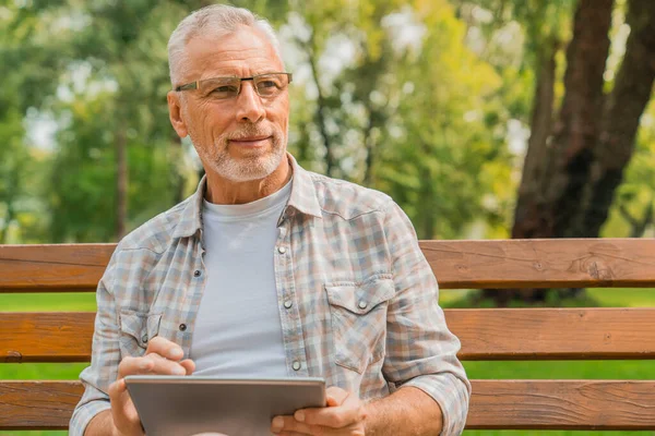 Handsome Mature Man Eyeglasses Using Digital Tablet Bench Park Look — Stock Photo, Image