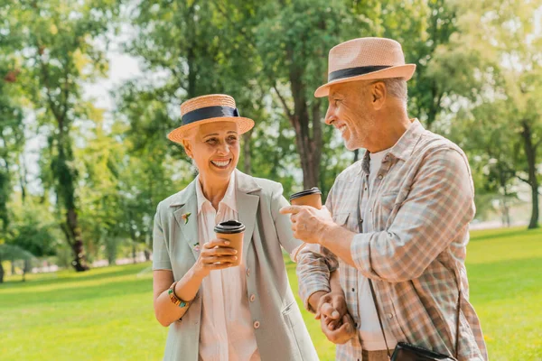 Vedere Laterală Unui Bărbat Femeie Zâmbitoare Care Merg Parc Ceașcă — Fotografie, imagine de stoc