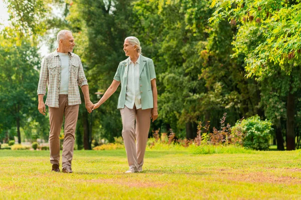 Longitud Completa Feliz Pareja Ancianos Caminando Por Parque — Foto de Stock