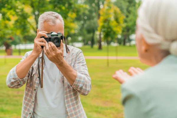 Frumos Vârstă Fotografierea Soția Lui Camera Foto Aer Liber — Fotografie, imagine de stoc