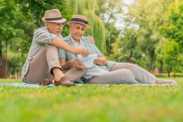 Preciosa Pareja Ancianos Leyendo Libro Mientras Descansa Parque — Foto de Stock