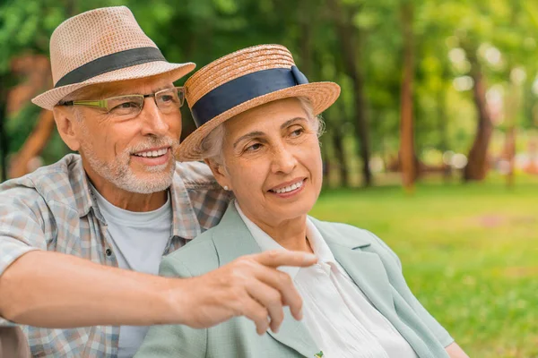 Seniorenpaar Urlaub Mit Frau Die Park Sitzt Und Auf Eine — Stockfoto