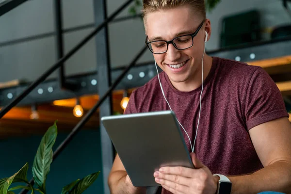 Νεαρός Χαμογελαστός Άντρας Ψηφιακό Tablet Και Ακουστικά Στο Γραφείο — Φωτογραφία Αρχείου