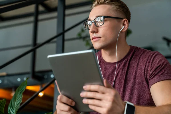 Jovem Homem Confiante Usando Tablet Digital Fones Ouvido Escritório Com — Fotografia de Stock