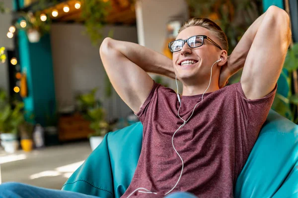 Happy Man Pekerja Mendengarkan Musik Waktu Istirahat Kantor Modern — Stok Foto