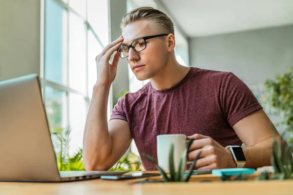 스트레스를 사업가 Pensive Young Man Eyewear Sitting His Workplace — 스톡 사진