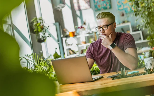 Horizontale Aufnahme Eines Konzentrierten Jungen Modernen Geschäftsmannes Bei Der Analyse — Stockfoto