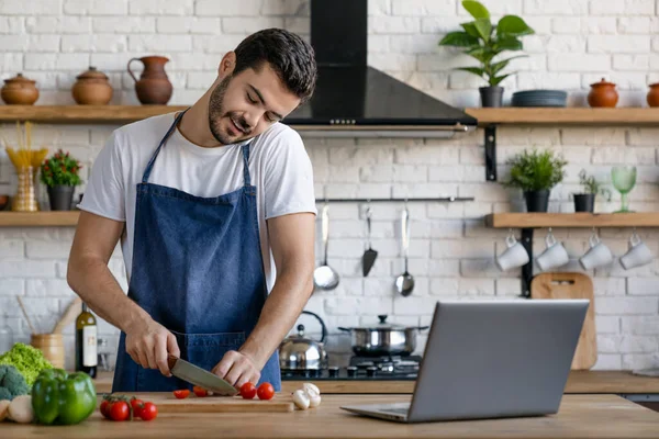 Guapo Sonriente Hombre Caucásico Cocinar Cocina Mientras Habla Teléfono Móvil —  Fotos de Stock