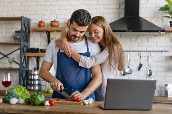 Schönes Fröhliches Junges Paar Kocht Abendessen Während Hause Der Küche — Stockfoto