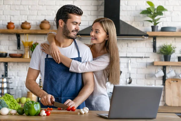 Bonito Casal Jovem Alegre Cozinhar Jantar Com Laptop Mesa Enquanto — Fotografia de Stock