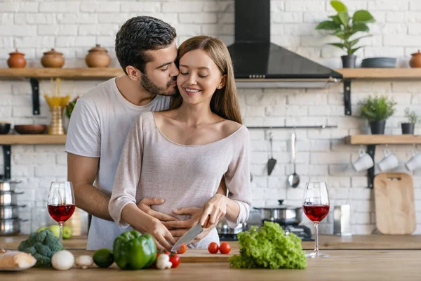 Hermosa Pareja Joven Alegre Cocinar Cena Mientras Hombre Besa Novia —  Fotos de Stock