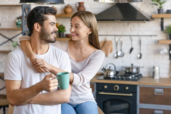 Belo Jovem Casal Abraçando Cozinha Casa Com Olhar Sobre Outro — Fotografia de Stock