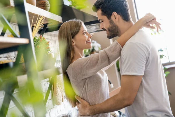 Homem Abraçando Sua Namorada Casa Casal Feliz Amor — Fotografia de Stock