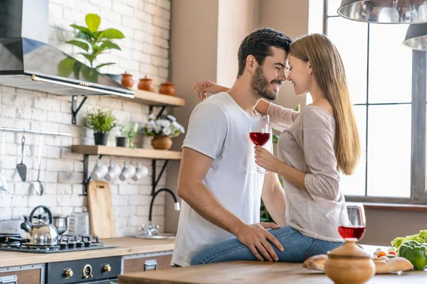 Bonito Jovem Casal Abraçando Enquanto Cozinha Jantar Beber Vinho Cozinha — Fotografia de Stock