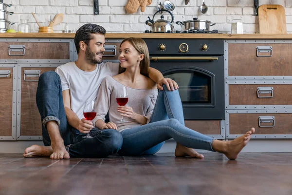 Feliz Joven Hombre Mujer Sentado Suelo Cocina Sosteniendo Copas Vino —  Fotos de Stock