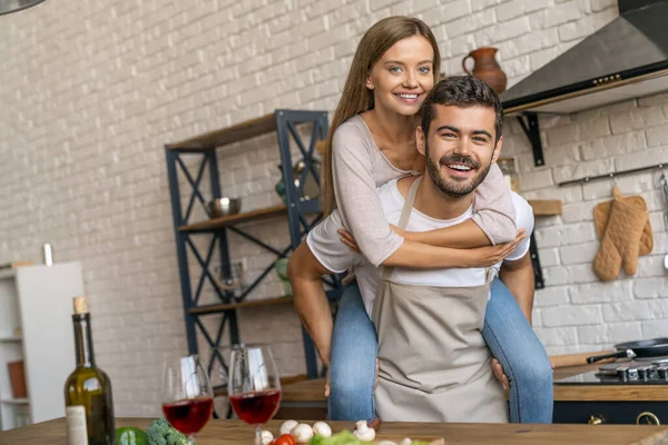 Mladý Šťastný Pár Baví Spolu Při Vaření Kuchyni Hezký Muž — Stock fotografie