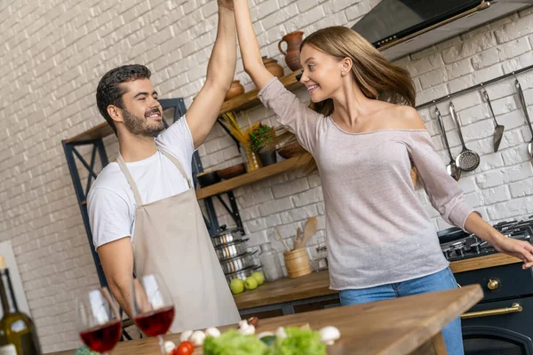 Joven Pareja Feliz Divirtiéndose Bailando Juntos Mientras Cocinan —  Fotos de Stock