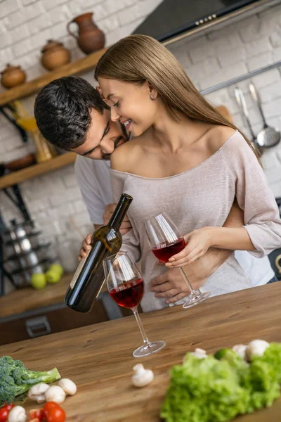 Schöne Mädchen Gießt Rotwein Weingläser Während Schöner Mann Sie Der — Stockfoto