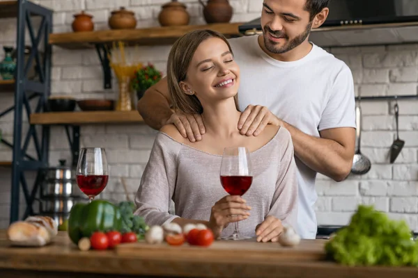 Vacker Flicka Dricka Vin Medan Stilig Man Gör Massage Till — Stockfoto