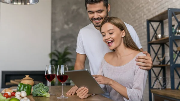 Feliz Joven Pareja Usando Tableta Digital Mientras Cocina Cocina —  Fotos de Stock