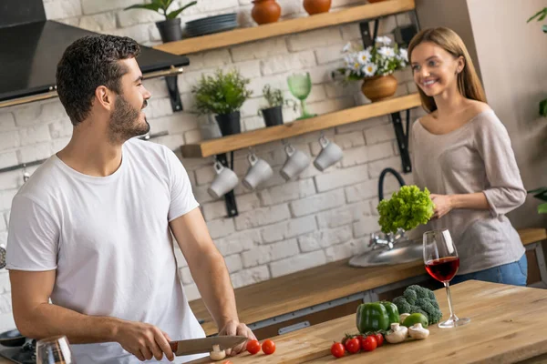 Bonito Casal Jovem Alegre Cozinhar Jantar Enquanto Está Cozinha Casa — Fotografia de Stock