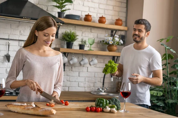 Bonito Casal Jovem Alegre Cozinhar Jantar Enquanto Está Cozinha Casa — Fotografia de Stock