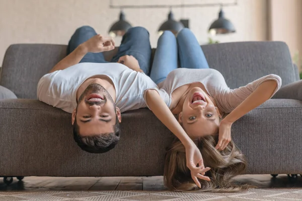 Pasangan Bahagia Berbaring Terbalik Sofa Rumah Dan Bersenang Senang — Stok Foto