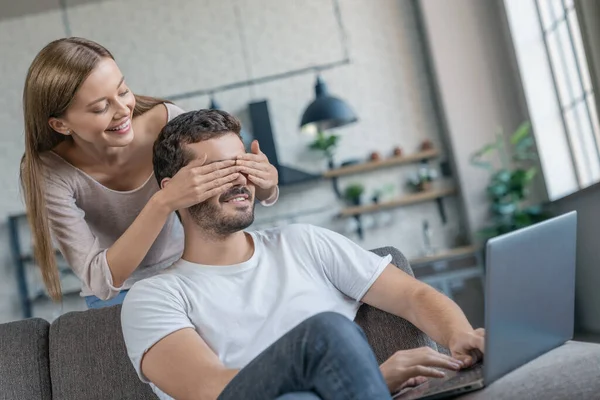 Ung Kvinna Håller Ögonen Stängda För Sin Pojkvän Hemma Medan — Stockfoto