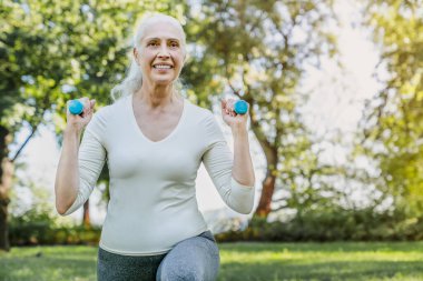 Son sınıf öğrencisinin parkta spor yaparken yakın plan fotoğrafı.