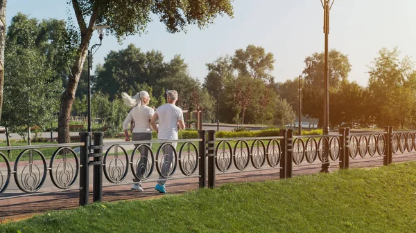 Blick Zurück Senioren Paar Läuft Morgens Park — Stockfoto