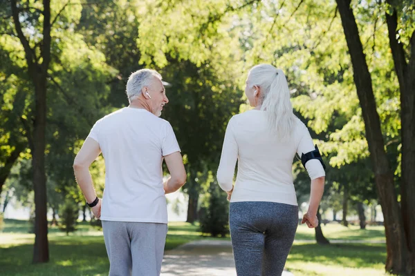 Nahaufnahme Rückenansicht Eines Gesunden Reifen Paares Beim Joggen Park Bei — Stockfoto