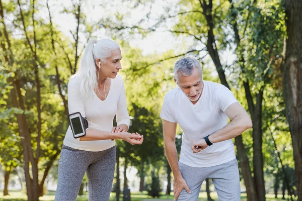 Ältere Müde Mann Und Frau Überprüfen Puls Nach Dem Training — Stockfoto