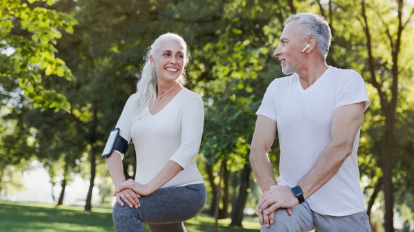 Aktiv Lächelndes Seniorenpaar Macht Aufwärmübungen Während Park Freien Steht Und — Stockfoto