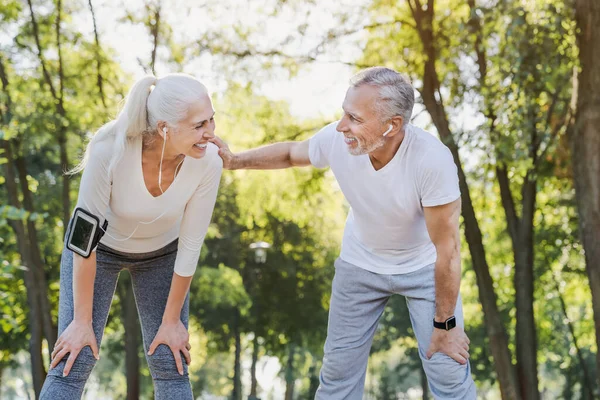 Couple Sénior Reposant Après Entraînement Extérieur — Photo