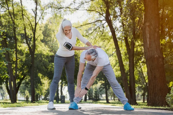 Plná Délka Aktivní Starší Pár Dělá Zahřívání Cvičení Whil — Stock fotografie