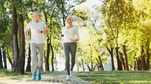 Longitud Completa Pareja Madura Sana Corriendo Parque Principios Mes — Foto de Stock