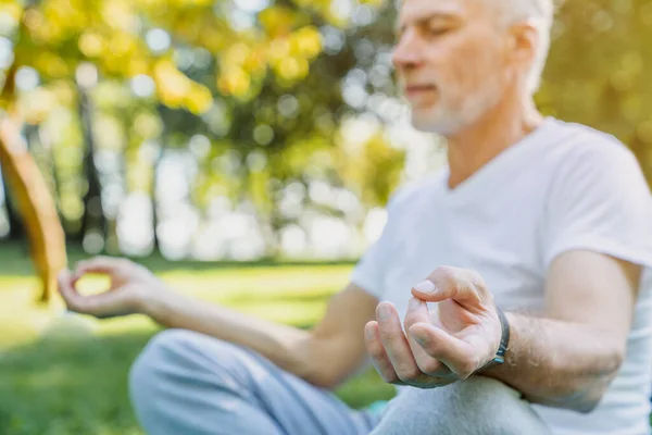 Yoga Parc Gros Plan Homme Âgé Assis Dans Pose Lotus — Photo