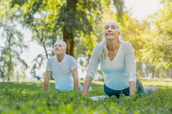 Yoga Park Senior Family Couple Exercising Outdoors — Stock Photo, Image