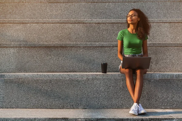 Dışarıda Otururken Dizüstü Bilgisayar Kullanan Genç Bir Kadın — Stok fotoğraf