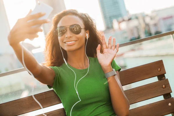 Genç Bir Kadın Cep Telefonuyla Konuşuyor Açık Havada Otururken Selam — Stok fotoğraf