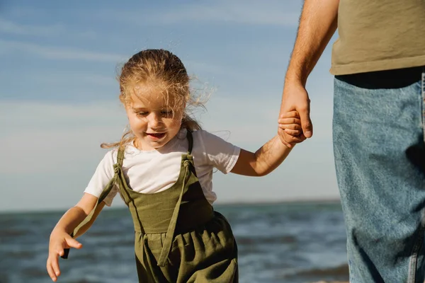 Adorable Niña Sosteniendo Padre Mano Mientras Camina Playa Soleada Aire — Foto de Stock