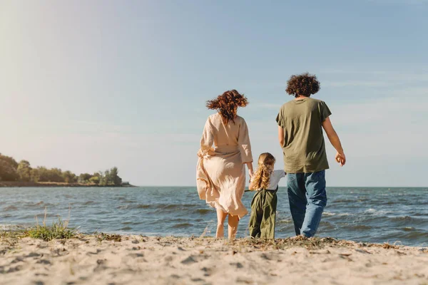 Visão Traseira Família Feliz Andando Divertindo Praia Com Menina Bonito — Fotografia de Stock