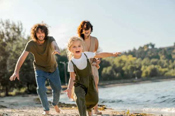 Feliz Familia Joven Divirtiéndose Playa Pequeña Linda Chica Corriendo Largo — Foto de Stock